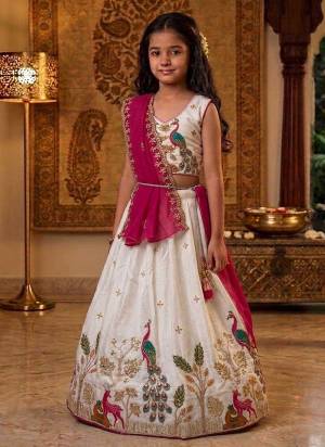 For A Designer Look,Grab These Kidswear Readymade Lehenga Choli in Fine Colored.These Lehenga And Choli Are Fabricated On Vichitra Silk Pair With Net Dupatta.Its Beautified With Designer Embroidery Work.