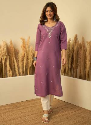 Attractive These Beautiful Party Wear Readymade Long Kurti.These Kurti is Fabricated On Silk Blend.Its Beautified With Designer Embroidery Work.