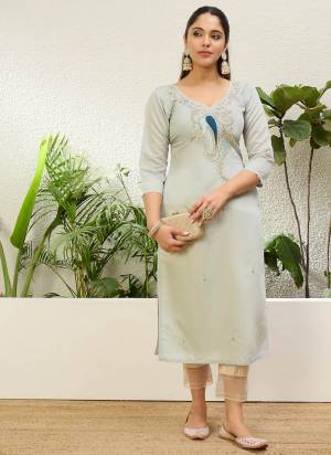 Attractive These Beautiful Party Wear Readymade Long Kurti.These Kurti is Fabricated On Silk Blend.Its Beautified With Designer Embroidery Work.