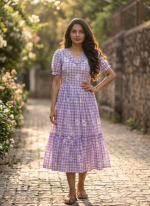Garb These Beautiful Looking Readymade Long Kurti.These Kurti Are Muslin Fabricated.Its Beautified With Designer Gingham Printed.