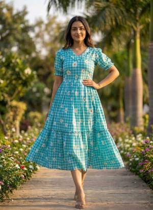 Garb These Beautiful Looking Readymade Long Kurti.These Kurti Are Muslin Fabricated.Its Beautified With Designer Gingham Printed.