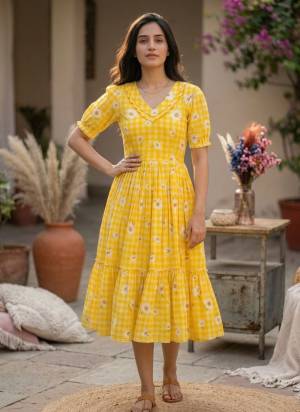 Garb These Beautiful Looking Readymade Long Kurti.These Kurti Are Muslin Fabricated.Its Beautified With Designer Gingham Printed.