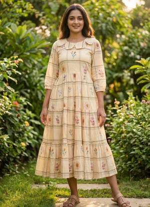 Garb These Beautiful Looking Readymade Long Kurti.These Kurti Are Muslin Fabricated.Its Beautified With Designer Gingham Printed.