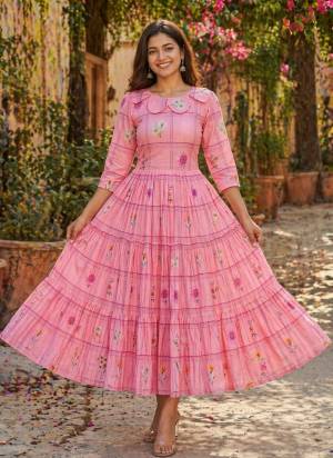 Garb These Beautiful Looking Readymade Long Kurti.These Kurti Are Muslin Fabricated.Its Beautified With Designer Gingham Printed.
