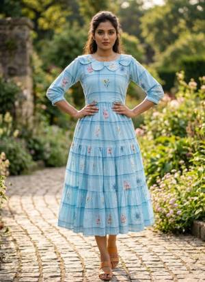 Garb These Beautiful Looking Readymade Long Kurti.These Kurti Are Muslin Fabricated.Its Beautified With Designer Gingham Printed.