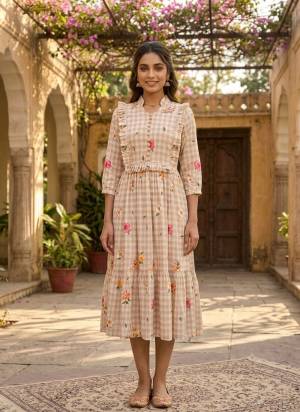 Garb These Beautiful Looking Readymade Long Kurti.These Kurti Are Muslin Fabricated.Its Beautified With Designer Gingham Printed.