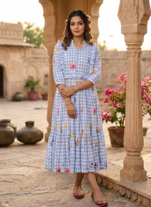 Garb These Beautiful Looking Readymade Long Kurti.These Kurti Are Muslin Fabricated.Its Beautified With Designer Gingham Printed.