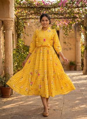 Garb These Beautiful Looking Readymade Long Kurti.These Kurti Are Muslin Fabricated.Its Beautified With Designer Gingham Printed.