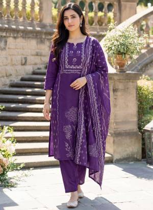 Looking These Suit in Fine Colored Pair With Bottom And Dupatta.These Top Are Muslin And Bottom Are Fabricated On Muslin Pair With Muslin Dupatta.Its Beautified With Hand Printed Designer.