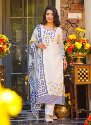 Looking These Suit in Fine Colored Pair With Bottom And Dupatta.These Top Are Muslin And Bottom Are Fabricated On Gadhwal Pair With Muslin Dupatta.Its Beautified With Designer Printed.