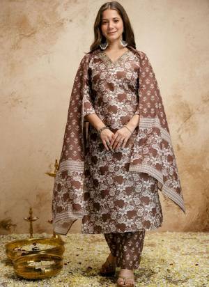 Looking These Suit in Fine Colored Pair With Bottom And Dupatta.These Top Are Megic Cotton And Bottom Are Fabricated On Megic Cotton Pair With Mul Cotton Dupatta.Its Beautified With Designer Printed.