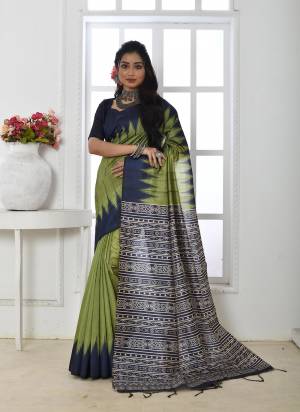 Garb These Festive And Party Wear Saree in Fine Colored.These Saree And Blouse is Fabricated On Tussar Silk.Its Beautified With Designer Temple Border Printed.