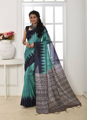 Garb These Festive And Party Wear Saree in Fine Colored.These Saree And Blouse is Fabricated On Tussar Silk.Its Beautified With Designer Temple Border Printed.