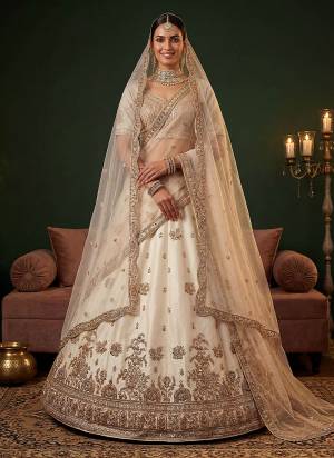 For A Fancy Designer Look,Grab These Lehenga Choli With 2 Dupatta in Fine Colored.These Lehenga And Choli Are Gadhwal Silk And Dupatta Are Fabricated On Net Pair.Its Beautified With Fancy Jari,Sequance,Dori Embroidery,Beads Work. 