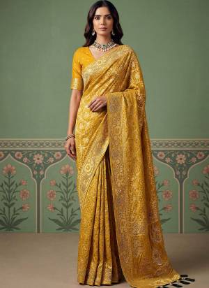 Garb These Fastive And Party Wear Saree in Fine Colored.These Saree Are Pashmina Silk And Blouse is Fabricated On Pashmina Silk.Its Beautified With Weaving Heavy Designer With Jari Work.
