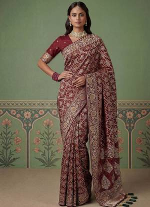 Garb These Fastive And Party Wear Saree in Fine Colored.These Saree Are Pashmina Silk And Blouse is Fabricated On Pashmina Silk.Its Beautified With Weaving Heavy Designer With Jari Work.