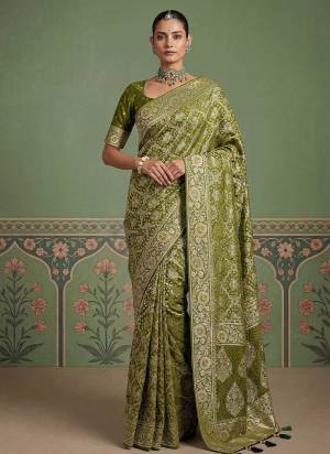 Garb These Fastive And Party Wear Saree in Fine Colored.These Saree Are Pashmina Silk And Blouse is Fabricated On Pashmina Silk.Its Beautified With Weaving Heavy Designer With Jari Work.