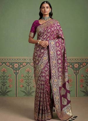 Garb These Fastive And Party Wear Saree in Fine Colored.These Saree Are Pashmina Silk And Blouse is Fabricated On Pashmina Silk.Its Beautified With Weaving Heavy Designer With Jari Work.