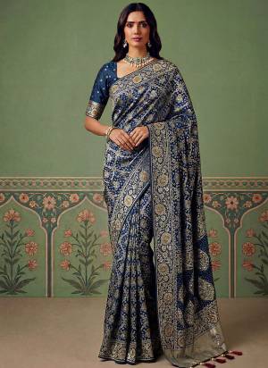 Garb These Fastive And Party Wear Saree in Fine Colored.These Saree Are Pashmina Silk And Blouse is Fabricated On Pashmina Silk.Its Beautified With Weaving Heavy Designer With Jari Work.