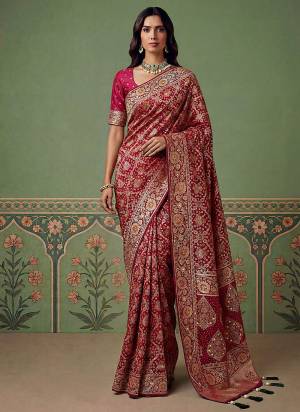 Garb These Fastive And Party Wear Saree in Fine Colored.These Saree Are Pashmina Silk And Blouse is Fabricated On Pashmina Silk.Its Beautified With Weaving Heavy Designer With Jari Work.