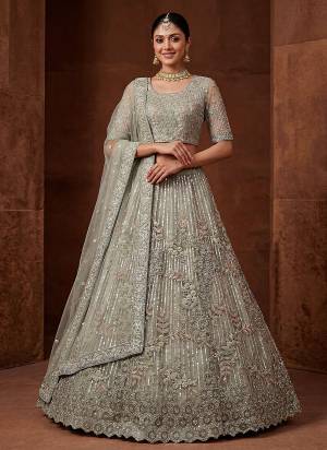 For A Fancy Designer Look,Grab These Lehenga Choli With Dupatta in Fine Colored.These Lehenga And Choli Are Net And Dupatta Are Fabricated On Net Pair.Its Beautified With Fancy Jari,Sequance,Dori Embroidery,Zircon Diamond Work. 