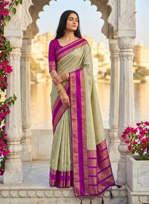 Garb These Fastive And Party Wear Saree in Fine Colored.These Saree And Blouse is Fabricated On Silk Blend.Its Beautified With Woven Jari Designer.
