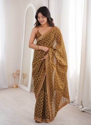 Attractive These Fancy Party Wear Saree in Fine Colored.These Saree Are Moss Two Tone And Blouse is Moss Two Tone Fabricated.Its Beautified With Sequance,Jari Embroidery Work.
