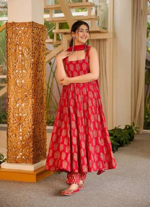 Garb These Beautiful Looking Readymade Suits.These Top Are Muslin And Bottom is Fabricated On Muslin And Georgette Dupatta.Its Beautified With Designer Digital Printed.