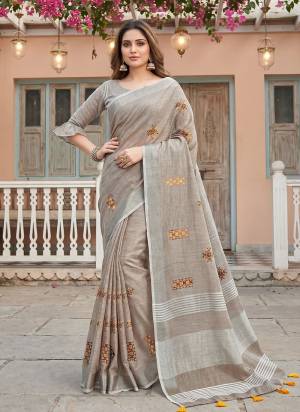 Attractive These Fastive And Party Wear Saree in Fine Colored.These Saree And Blouse is Fabricated On Linen.Its Beautified With Woven Pallu Border Designer With Embroidery Work.