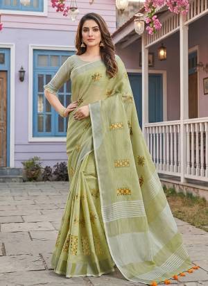Attractive These Fastive And Party Wear Saree in Fine Colored.These Saree And Blouse is Fabricated On Linen.Its Beautified With Woven Pallu Border Designer With Embroidery Work.