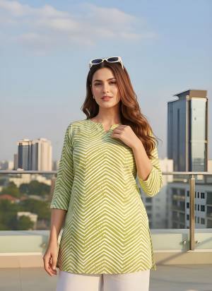 Looking These Beautiful Looking Readymade Short Kurta.These Kurta is Fabricated On Cotton Blend.Its Beautified With Designer Printed.
