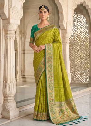 Attractive These Fastive And Party Wear Saree in Fine Colored.These Saree And Blouse is Fabricated On Banarasi Silk.Its Beautified With Woven Jari Designer.