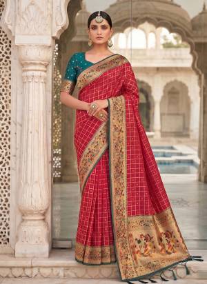 Attractive These Fastive And Party Wear Saree in Fine Colored.These Saree And Blouse is Fabricated On Banarasi Silk.Its Beautified With Woven Jari Designer.