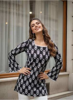 Looking These Beautiful Looking Readymade Short Kurta.These Kurta is Fabricated On Cotton.Its Beautified With Designer Printed.