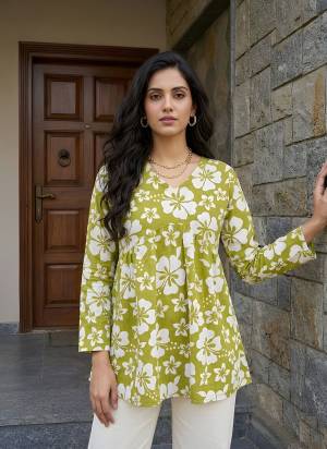 Looking These Beautiful Looking Readymade Short Kurta.These Kurta is Fabricated On Cotton.Its Beautified With Designer Printed.