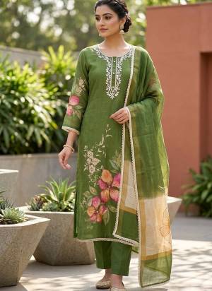 Garb These Suit in Fine Colored Pair With Bottom And Dupatta.These Top Are Cotton Linen Simmer And Dupatta Are Fabricated On Cotton Linen Simmer Pair With Rayon Bottom.Its Beautified With Designer Printed, Hand Work.