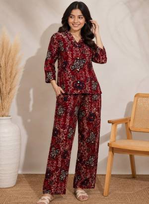 Attrective These Beautiful Looking Readymade Co Ord Top With Bottom Set.These Top And Bottom is Fabricated On Rayon Cotton.Its Beautified With Designer Printed Foil.