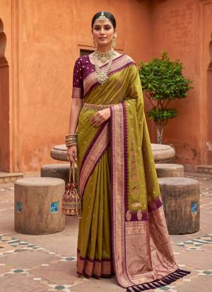Garb These Party Wear Saree in Fine Colored.These Saree Are Soft Silk And Blouse is Fabricated On Soft Silk.Its Beautified With Weaving Jacquard Jari Rich Pallu Designer.