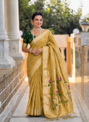 Garb These Party Wear Saree in Fine Colored.These Saree Are Cotton Silk And Blouse is Fabricated On Cotton Silk.Its Beautified With Weaving Meenakari Pallu Designer.
