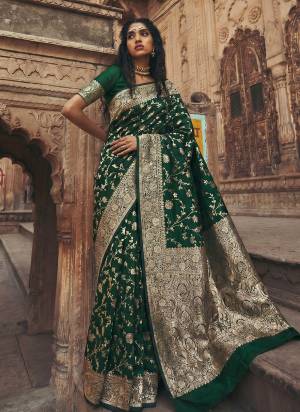 Attractive These Fastive And Party Wear Saree in Fine Colored.These Saree And Blouse is Fabricated On Art Silk.Its Beautified With Woven Jari Jacquard Designer.
