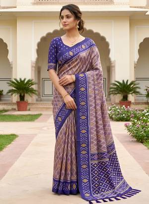 Attractive These Party Wear Saree in Fine Colored.These Saree Are Patola Silk And Blouse is Fabricated On Patola Silk.Its Beautified With Weaving Jacquard Meenakari Designer.