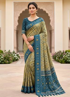 Attractive These Party Wear Saree in Fine Colored.These Saree Are Patola Silk And Blouse is Fabricated On Patola Silk.Its Beautified With Weaving Jacquard Meenakari Designer.