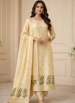 Garb These Suit in Fine Colored Pair With Bottom And Dupatta.These Top Are Lichi Silk And Dupatta Are Fabricated On Lichi Silk Pair With Santoon Bottom And Inner.Its Beautified With Woven Jacquard Designer.