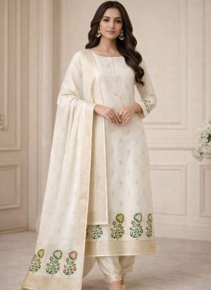 Garb These Suit in Fine Colored Pair With Bottom And Dupatta.These Top Are Lichi Silk And Dupatta Are Fabricated On Lichi Silk Pair With Santoon Bottom And Inner.Its Beautified With Woven Jacquard Designer.
