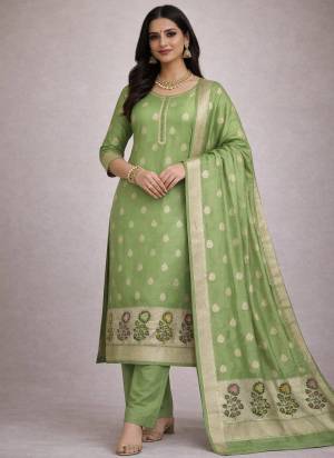 Garb These Suit in Fine Colored Pair With Bottom And Dupatta.These Top Are Lichi Silk And Dupatta Are Fabricated On Lichi Silk Pair With Santoon Bottom And Inner.Its Beautified With Woven Jacquard Designer.