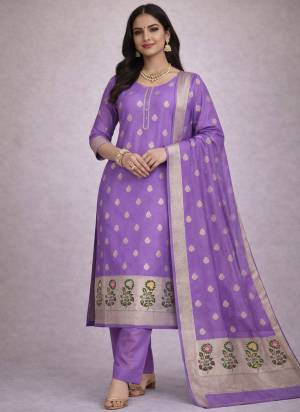 Garb These Suit in Fine Colored Pair With Bottom And Dupatta.These Top Are Lichi Silk And Dupatta Are Fabricated On Lichi Silk Pair With Santoon Bottom And Inner.Its Beautified With Woven Jacquard Designer.