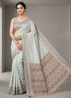  Looking These Party Wear Saree in Fine Colored.These Saree Are Cotton Silk And Blouse is Fabricated On Cotton Silk.Its Beautified With Woven  Designer.