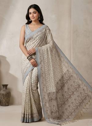  Looking These Party Wear Saree in Fine Colored.These Saree Are Cotton Silk And Blouse is Fabricated On Cotton Silk.Its Beautified With Woven  Designer.