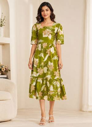 Looking These Beautiful Looking Readymade Long Kurti.These Kurti Fabricated On Cotton Blend.Its Beautified With Designer Printed.