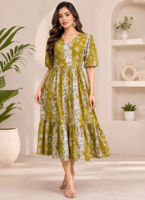 Looking These Beautiful Looking Readymade Long Kurti.These Kurti Fabricated On Rayon.Its Beautified With Designer Printed.